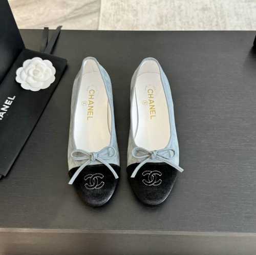 CHANE*｜小香万年经典拼色蝴蝶结芭蕾舞鞋 永恒的经典 名媛气质十足香奶奶事时尚界当仁不让的领头人物想必看到它的样子已经再熟悉不过了我对这个鞋型一直是情有独钟