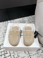 代购级 Prada普拉达 24 经典三角标毛拖 这款运动鞋延续经久不衰的轮廓，是新款经典单品 采用麂皮 精心制作， 提升格调 款式轻盈，搭配三角扣标志四季皆宜，