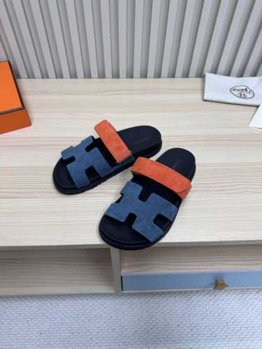 Hermes 爱马仕火到不行的情侣款二舅拖 凉鞋拖鞋,搭配各种彩色袜子，潮爆了！ 鞋面：进口牛皮 羊京皮 布面 掌纹皮内里：进口牛皮 羊皮大底：Tpu防滑耐磨大