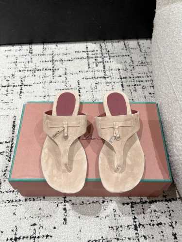 顶级版本 代购级 Loro Piana L 新款英伦夹脚拖鞋 凉鞋 咱家做是全羊京 不是市场磨砂材质哈 原来这就是传说走两万步都不会累脚的夹脚凉鞋把颜值和脚感都