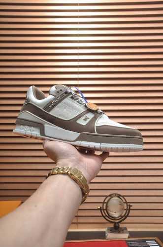 出厂价 原版开发 品质出货欢迎对比 Lv板鞋系列Lv Trainer Maxi运动鞋将成衣系列的宽松廓形引入virgilabloh笔下的lvtrainer运动鞋