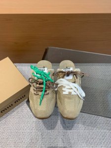 Miu Miu x New Balance 联名系列情侣运动鞋 各大品牌都热衷于跨界联名 缪缪这次联名诚意满满非常有亮点 鞋面高丝光拼接 做旧毛边设计 复古又叛
