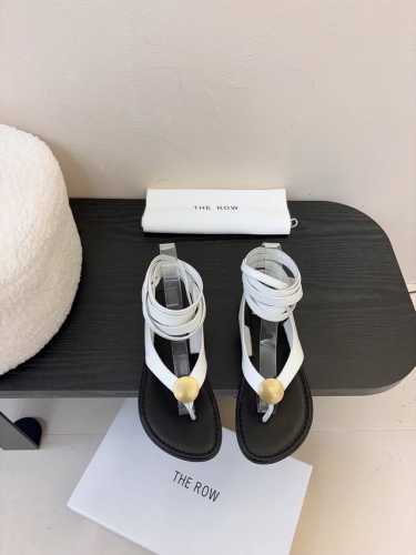 the row 真皮极简百搭平底凉鞋鞋脚真的是史上我穿过最最舒服的款式太柔软啦！磨脚星人一定要收了它 有一丢高级又简约的感觉其实除了好看以外它的舒适度真的是好穿