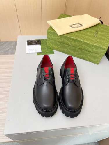 出厂价： 元专柜最新古琦 Gucci 系带乐福鞋 主要搭配各种风格的潮衣都能凸显其时尚 推荐必入的一款面料：牛皮 、开边珠内里 垫脚：红色牛里颜色：黑色码数：3