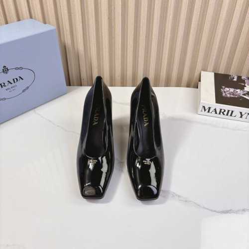 prada 普拉达 新款系列 经典款 高跟后带凉鞋 三角标单鞋系列 简单的设计大概就是它最让人喜欢的点 不是烂大街的那种 很有自己的品牌个性 面料：采用小牛漆皮