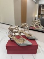 出厂价： Valentino 华伦天奴铆钉 VT经典环绕踝脚带铆钉凉鞋，历久弥新深入人心永不过时的必备单品顶级复刻！侧身弧线完美，原版开模定制不生锈铆钉 特别有