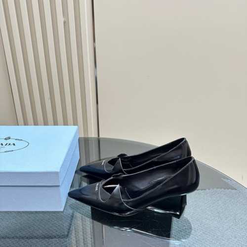 厂价 PRADA 普拉达25走秀尖头猫跟单鞋必须夸一下这双小猫跟挺高级的 酷中带点小性感！鞋面采用进口开边珠牛皮内里垫脚进口小羊皮 意大利进口牛皮大底跟高：5.
