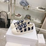 出厂： size：35-41 41码订做不退换 Dior迪奥 刺绣 系列. 图案系带平底休闲鞋