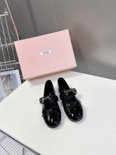 缪缪MIuMiu经典芭蕾舞鞋新品以芭蕾的灵动意韵融于日常，以现代笔触刻画舞鞋经典轮廓！黑色钻饰皮质款芭蕾舞鞋，从经典日式鞋履汲取灵感，Bling水钻点缀于鞋面，