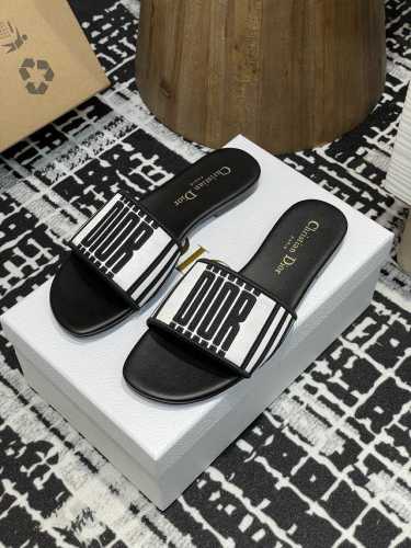 平底 -高跟 25Ss夏季新款Dior Dway 粗跟电绣一字凉拖鞋2025最新配色 这款 Dway 带跟凉拖是一款历久弥新的经典单品，饰以彼得罗 鲁福 Pie