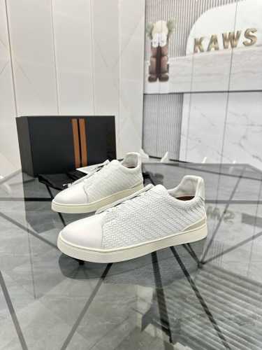 售 价: ￥ 高端品质 商品商标：杰尼* 杰尼亚* 低帮休闲鞋 一脚蹬正码码数: 38-47 可订做46.47 商品材料：鞋面进口头层牛皮，牛皮内里，牛皮垫脚，