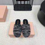 出厂: 独家顶级版本 MIUMIU缪缪2025vs春夏最新走秀爆款单鞋系列 圆头平底单鞋 MIUMIU秋冬T台走秀网红同款＂造梦不夜城＂，miumiu能在重要场