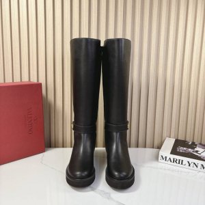 Valentin*O华伦*天奴24Vs秋冬专柜最新时装靴系列 厚底金属扣长靴 华伦天奴女士钟爱简约又难以抗拒系，搭配展现与众不同的穿搭风格、自由混搭闪耀到位跟紧