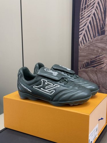顶级版本 高版本340v ss25 情侣款足球鞋这款 Footprint Soccer 运动鞋于2025春夏系列时装展中亮相，是Pharrell William