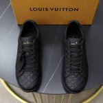 顶级原单 品牌： LOUIS VUITTON LV.路易威登 材质： 原工厂牛皮材料 1：1原板大底 舒适内里 款式类型：休闲运动 板鞋 等级：专柜品质 顶级