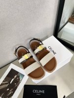 Celine 2025新款凉鞋，凯旋门金属logo皮带扣织物凉鞋生胶防滑底，防水台凉鞋35-41，出厂