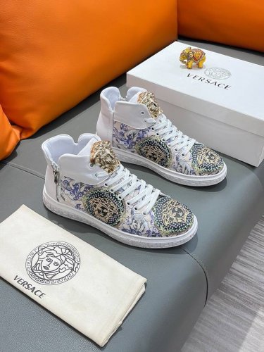 商品名称：Versace 范思哲 正规码数: 38-44 高帮鞋 商品材料：精选 牛皮鞋面，柔软羊皮内里；原厂大底。