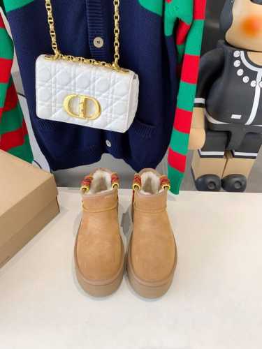 Ugg-1138491厚底款迷你低帮 寒冬刷星“暖潮风” Ugg改头换面刮起雪地里的时尚感。全羊皮毛一体，保暖好穿！独具匠心，只此唯一！出街回头率最高的就是它，