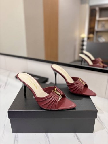 出厂价： YSL SAINT LAURENT* 夏季新品 金属头优雅大气高跟凉鞋 2025全新春夏系列后带方扣高跟凉鞋 ！ 尖头高跟拖鞋淡淡的夏日里怎么少得了一