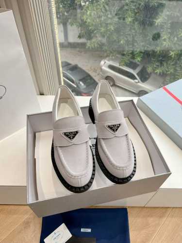 出厂 顶级版本所见即所得代购级别市面最高版本 Prada 普拉达2025新款△三角标一脚蹬羊毛鞋，材质细节可对比原版，市面普通版本区分请认准我们的顶级品质鞋面：