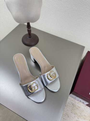 经典Logo 一字拖鞋 银色Gucci 2025 跟高 4.5 经典杏色 小牛皮 310 （有橡胶底可接单价格优） 走鞋款秀 古驰 时尚的品牌Logo持加，具有