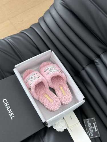 Chanel 24B新款毛毛拖鞋！ 这款毛拖真的是真太可爱了～ 柔软蓬松的毛毛，舒服暖脚 增高显腿长 秋冬搭配袜子休闲又慵懒 上脚真的好看又时髦 进口羊毛，手感