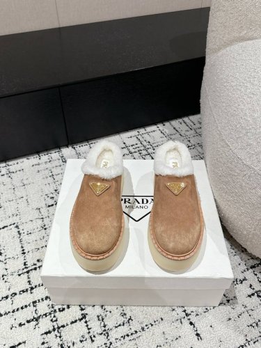 代购级 Prada普拉达 24 厚底 休闲 羊毛半拖 这款运动鞋延续经久不衰的轮廓，是新款经典单品 采用麂皮 精心制作， 提升格调 款式轻盈，搭配三角扣标志加5