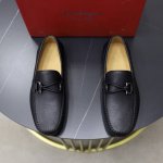出厂价： 牛里品牌：菲拉格慕Ferragamo 标准码：男码38 44 45定制 等级：官网同款 材料：原版进口牛皮面牛皮里 原版耐磨轻便大底款式类别：男士休闲