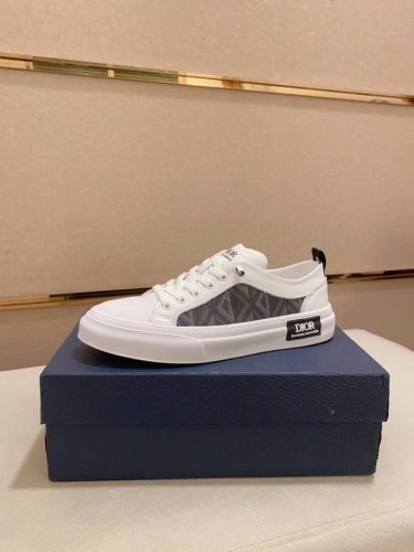 工厂价: 迪奥 Dior 新款休闲运动风男鞋，全新春夏季款设计，完美做工，系带懒人款打造装柜品质，鞋面：进口头层牛皮，高级羊皮内里柔软舒适，超轻tpu耐磨大底、