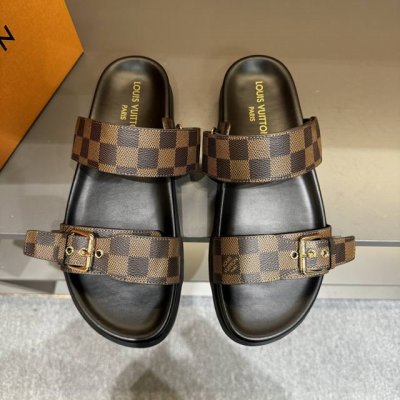 码数38-45LV路易威登 最新款 系列 Oblique 厚底 拖鞋 凉鞋原版购入开发 做货 这款 LV H-Town 凉鞋致敬运动风格经典标识，彰显 LV 的
