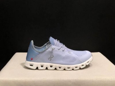 顶级版本On昂跑 Cloud 5 舒适减震防滑透气低帮跑鞋！瑞士高性能运动品牌on打造的此系列作品，鞋面由再生聚酯纤维和网眼布制成，采用独家镂空橡胶鞋底，侧面O