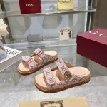 9115-8 浅粉G钻 35-42 这款单品出自Gucci Lido系列，设计灵感源自意大利海岸的夏日风情和海滩俱乐部。这款平底凉鞋采用魔术粘带设计，现代感十足