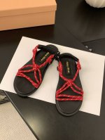 miumiu*缪缪 25夏季新品，全球最火凉鞋， 出现在各大时装杂志封面 各路明星、小红书博主着用～搭配长裙 鞋面：牛皮 绳子 内里：羊皮内里 码数：35-41