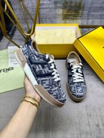 fendi Match系带最新运动鞋，黑蓝色Ff仿牛仔面料材质，饰有灵感源自标志性Selleria工艺的全幅撞色垂直缝线和同色牛皮。女码35-40码P340，男