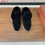 Loro Piana 高帮毛里乐福鞋。意大利顶级羊绒复古优雅低调奢华。时尚性与皮料实用性同样兼具依然全网最高品质。鞋面羊京丝质柔滑。手工缝线，A级羊毛里。原版大