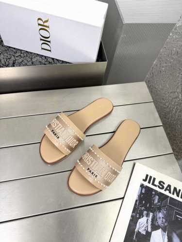 25Ss春夏新款Dior D-Lane 凉拖平底一字珍珠刺绣拖鞋 经典款的款式通常都超极显脚瘦—————胖脚瘦脚皆实用的一款！穿上脚绝对是整条街最靓的美妞 全新