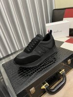 出厂价： Moncler 蒙口男士系带休闲运动鞋，具有舒适防滑性能，采用一体成型进口飞织科技面料制成，兼备创新、功能性与图形细节于一体，诠释潮流时尚。大底采用t