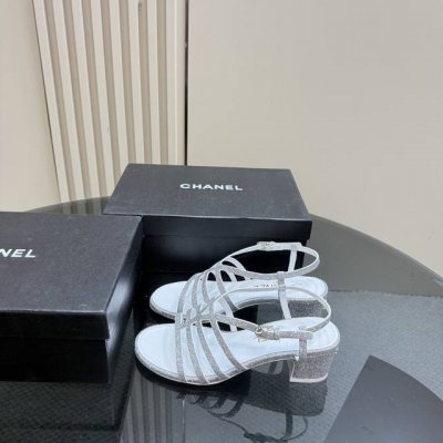 厂价360 chane*｜小香25C早春新品 凉鞋 对它一见钟情 不夸张哦～ 这大概就是小香的魅力 总是很懂女生 虽然看上去很冷但配上黑丝袜特有感觉 是今年的最