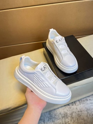 路易威登 原单品质.～ 独特现代风运动鞋。休闲鞋潮男必备款 意大利进口原版品牌，进口原版皮，牛里 拒绝脱色磨脚 鞋底：原厂特供原版底，法国懒人风格设计 贴脚 在