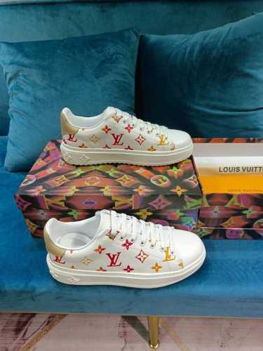 女款 本款 LV Groovy platform 运动鞋为柔软牛皮革压印路易威登经典 Monogram 图案。七十年代风格鞋面拼接大号加厚外底。鞋带装饰处 Mo
