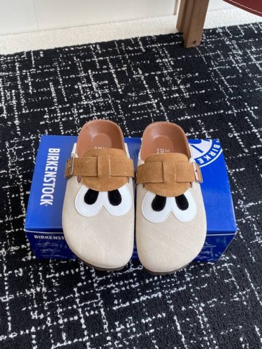 代购级 Birkenstock 25Ss 新款 勃肯 情侣款 包头拖 这两个品牌刚出联名我就心动了 代购找很久才买到货，真的一鞋难求，真的超级好看，姐妹们给我冲