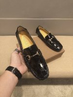 实价 ，品牌gucci，官方新款，古奇官方旗舰店豆豆鞋～四季潮鞋 专柜品质，古奇1:1优质做工，鞋面:进口牛漆皮压品牌花纹、全真羊里，时尚懒人商务风设计，休闲乐