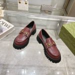 酒红 35-41 41定。作为gucci各个系列的重要设计元素，Gg标识在新推系列继续绽放异彩，于这款女士皮革乐福鞋上匠心呈现。经典gg图案由品牌创始人gucc