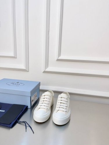 出厂价 *帆布鞋 上脚是真的轻盈而且舒服，还设计 Logo 标识设计简约大方，脚感舒适，而且搭配性极强，无论是日常出行还是休闲运动，都能成为你的绝佳选择。 鞋面