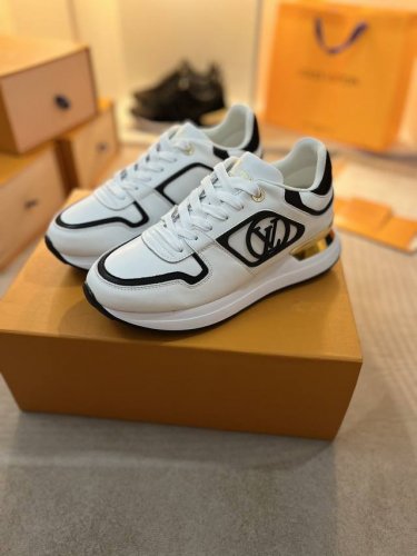 Louis Vuitton Neo Run Away系列，路易威登汲取经典跑鞋的设计精髓，Neo Run Away运动鞋以双色牛皮革升级品牌经典Run Away