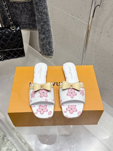 Louisvuitton 25 春夏新款 蝴蝶结跟矮跟凉拖鞋 很难不怀疑是不是借鉴了唐朝的唐三彩作为基础，创新成Lv经典标志Logo，采用彩色以及鞋面的大面积底