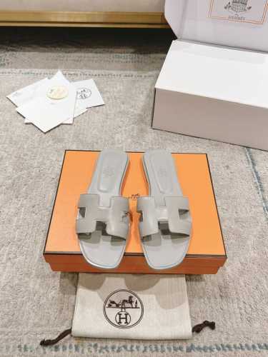 Hms 顶级版本 经典h拖鞋人手必备的基础款真正的手工鞋，精致纯手工打造，夏天的百搭神器！ %购入正品1：1定制，楦型、原模具、皮料，都专为这款而定制的。Ps:
