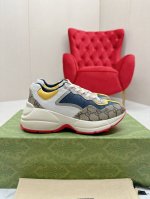出厂： Gucci 古驰 经典休闲男女运动鞋 增高厚底老爹鞋 情侣款 此款老爹鞋在今年仍然还是很受欢迎。对于爱美的人来说，鞋柜里不仅应该有一双白色的鞋子，还应该