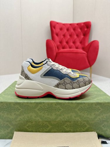 出厂： Gucci 古驰 经典休闲男女运动鞋 增高厚底老爹鞋 情侣款 此款老爹鞋在今年仍然还是很受欢迎。对于爱美的人来说，鞋柜里不仅应该有一双白色的鞋子，还应该