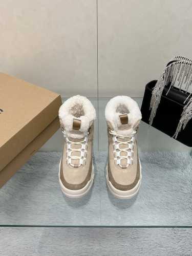 工厂价： 情侣款 UGG 2024冬季新款 休闲时尚马丁靴 羊毛内里 鞋头胆位风格设计，配运动型鞋底，让搭配更显优雅活力 百搭的圆头版型，配休闲风格橡胶鞋底，不